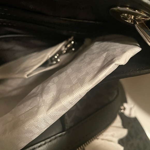 NWT BEAUTIFUL MICHAEL KORS SHOULDER BAG WITH THREE COMPARTMENTS. - Picture 11 of 11